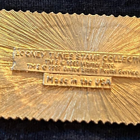 VTG Gold Tone Bugs Bunny Collector Stamp keychain. Dated 1992, In good condition - Picture 3 of 6